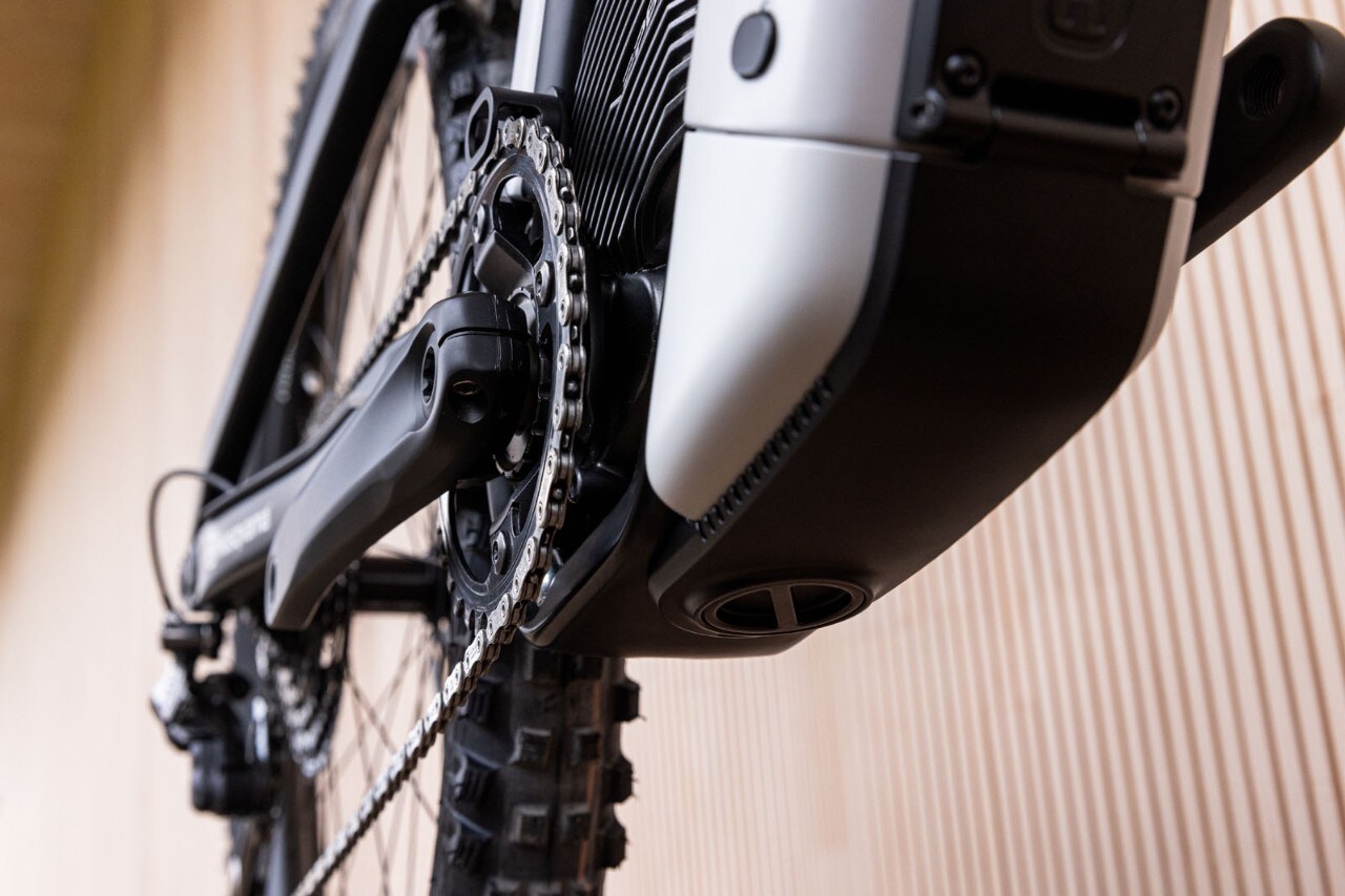Husqvarna Mountain Cross: la nuova e-bike in carbonio dallo stile inconfondibile